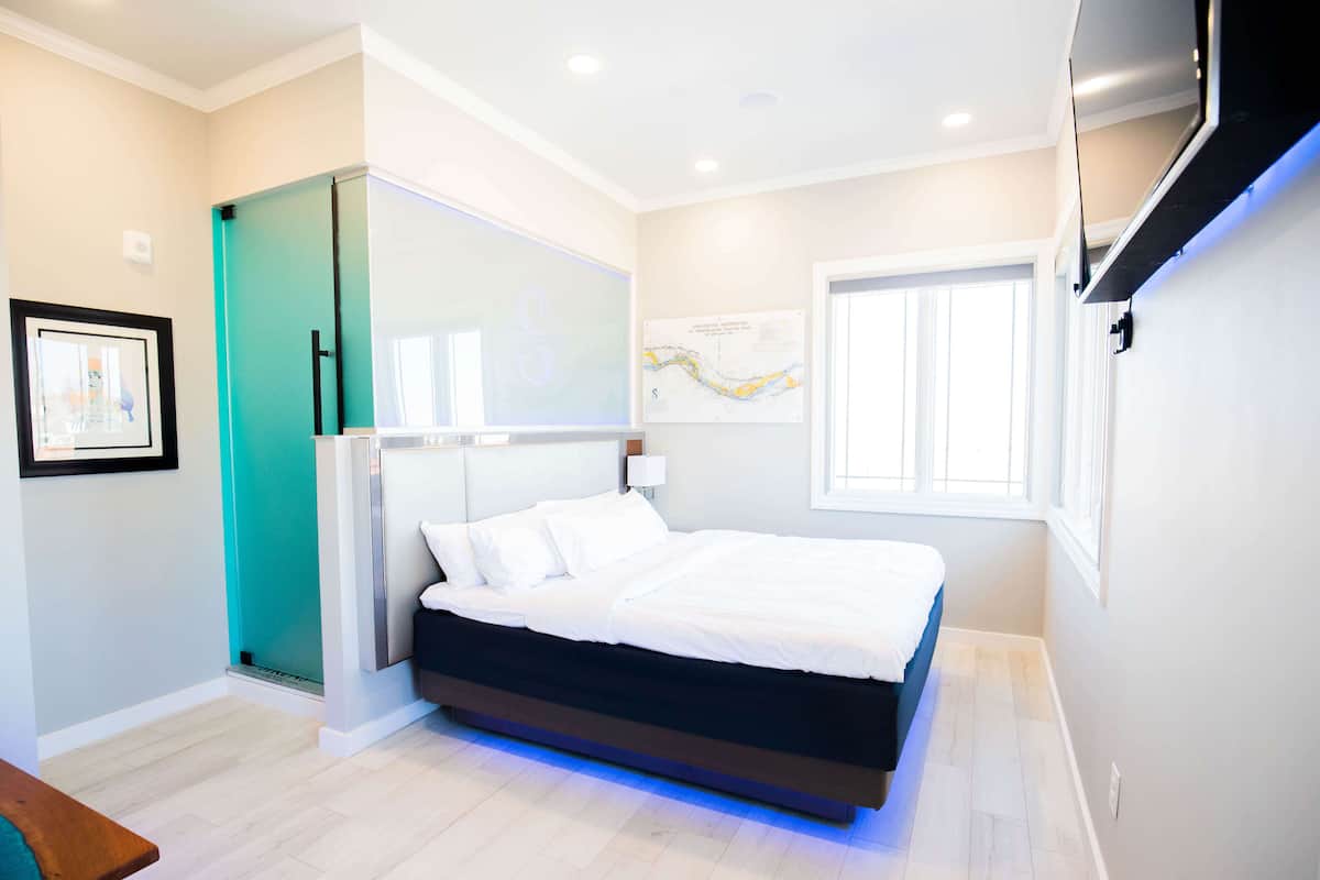 Deluxe Studio Suite (No Elevator Access) | Egyptian cotton sheets, premium bedding, down comforters, pillowtop beds