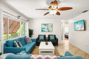 TV - The Tiki House! Heated Pool, Close to the Beach! (Largo)