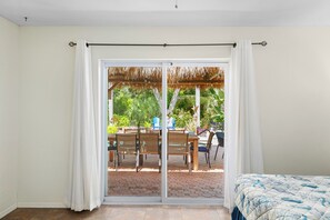 5 bedrooms, desk, iron/ironing board, travel crib - The Tiki House! Heated Pool, Close to the Beach! (Largo)