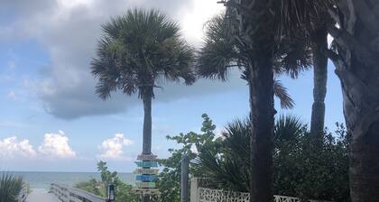 The Tiki House! Heated Pool, Close to the Beach!