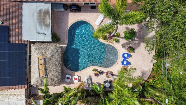 Una piscina al aire libre, una piscina climatizada