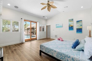 5 Schlafzimmer, Schreibtisch, Bügeleisen/Bügelbrett, Reisekinderbett