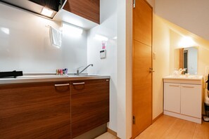 Ferio101 | Private kitchenette | Fridge, microwave, stovetop, cookware/dishes/utensils