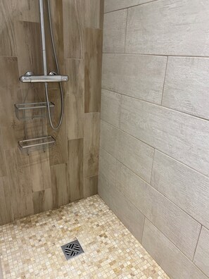 Een douche, een haardroger, handdoeken, zeep