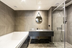 Badewanne und Dusche (separat), Haartrockner, Bademäntel, Hausschuhe