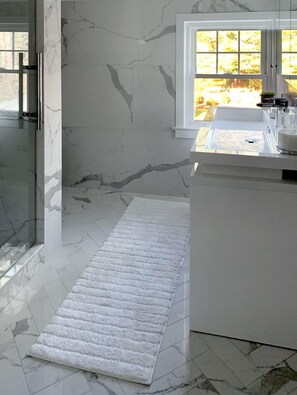 Duschwanne, Haartrockner, Handtücher, Seife