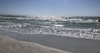 UPDATED REMODELED CONDO- NO STAIRS 2 MILES TO THE BEACH! PETS ok! HEATED POOL