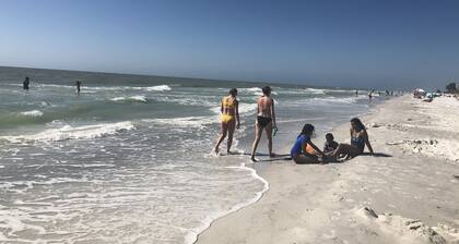 UPDATED REMODELED CONDO- NO STAIRS 2 MILES TO THE BEACH! PETS ok! HEATED POOL