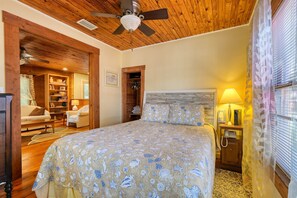 2 bedrooms, iron/ironing board, WiFi, bed sheets - Cedar Cottage - Historic Charm in Cedar Key (Cedar Key)