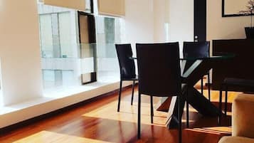 Luxury Apartment | Área de sala de estar | Televisión
