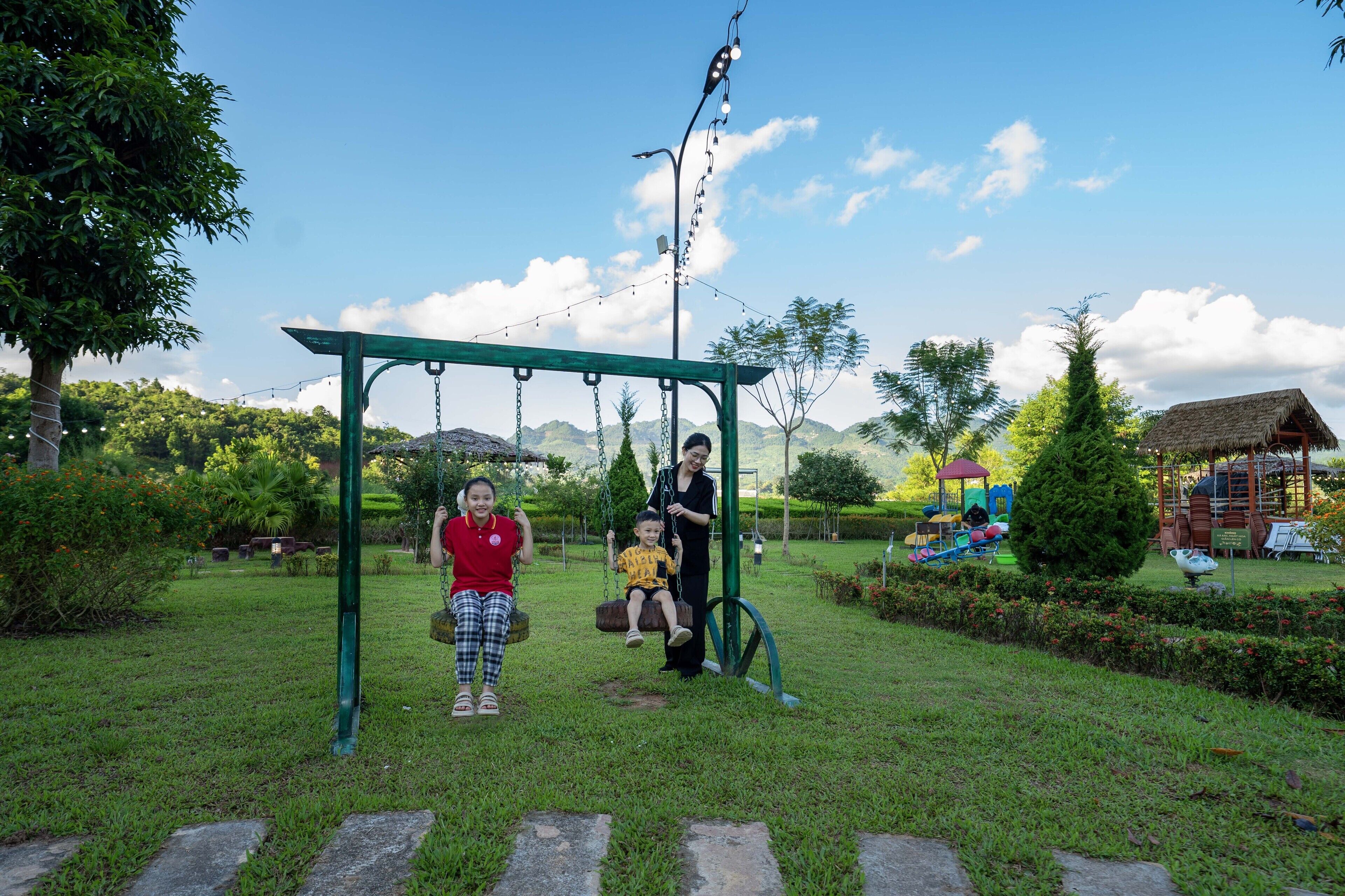 Ein Spielplatz mit Schaukeln und einer Kletterkonstruktion.