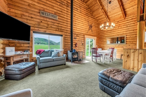 Spacious Beautiful Log Cabin Accessible Year Round