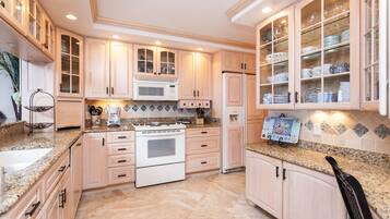 Condo (Jacksonville Beach Waterford 10A) | Private kitchen | Fridge, microwave, oven, stovetop