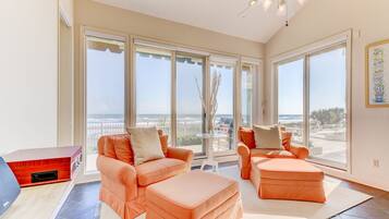 House (Ponte Vedra Blvd 539) | Living room | 42-inch TV with satellite channels, DVD player