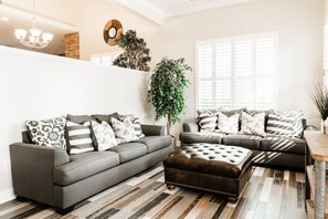 Una televisión, una chimenea