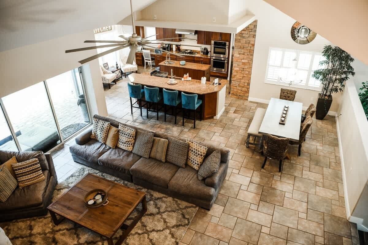 Televisión y chimenea 