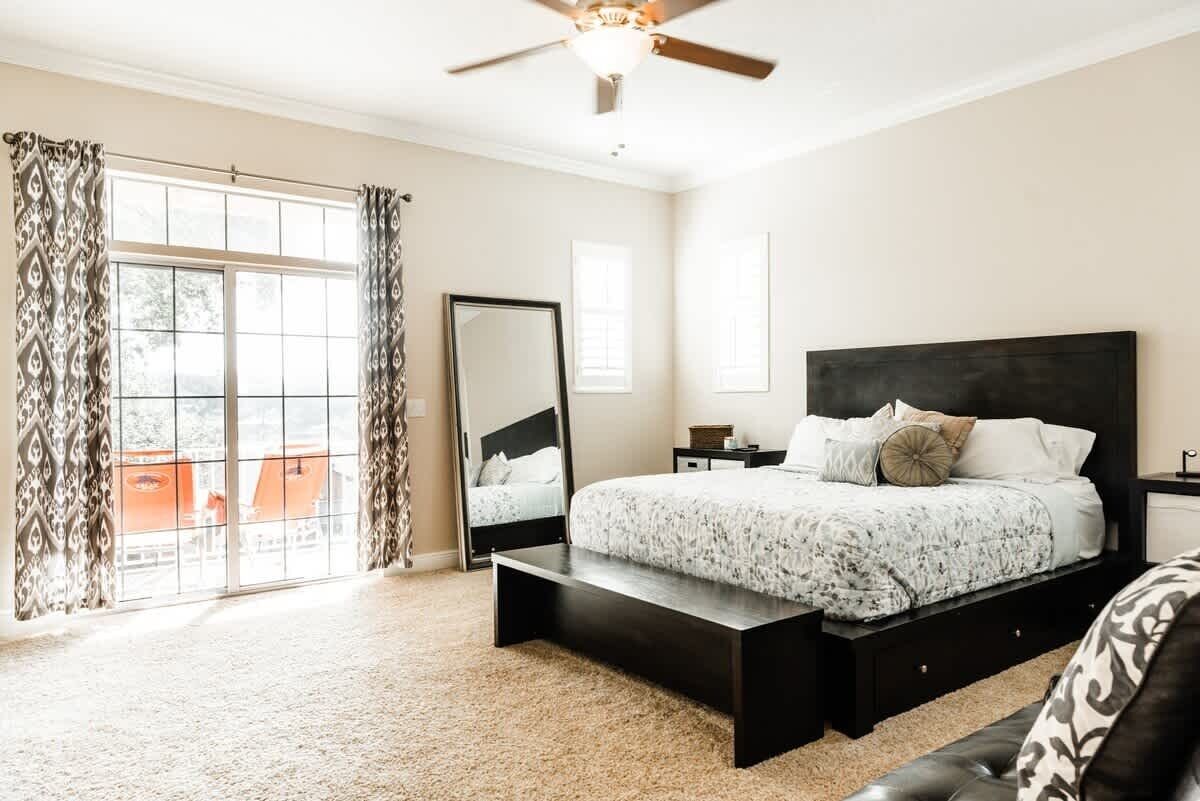 5 habitaciones, tabla de planchar con plancha, cuna de viaje y wifi 