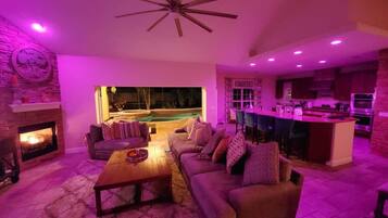 テレビ、暖炉、書庫