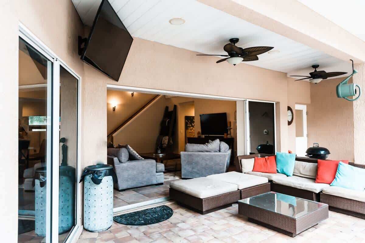 Televisión y chimenea 