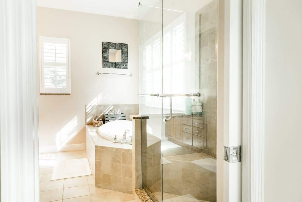 Bathtub, shampoo