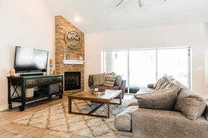 Una televisión, una chimenea