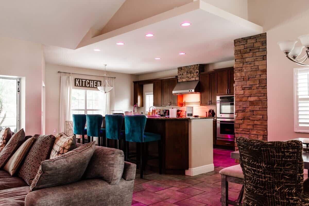 Una televisión, una chimenea