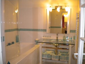 Duschwanne, Haartrockner, Handtücher, Seife