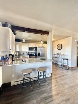 Fridge, microwave, oven, stovetop - Edgewater #3 Big Sky (Polson)