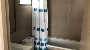 Studio Apartment | Kamar mandi | Bathtub, perlengkapan mandi gratis, dan handuk