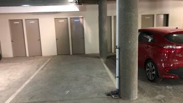 Tempat letak kenderaan sendiri percuma