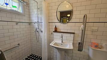 Kombination af bruser/badekar, hårtørrer, håndklæder