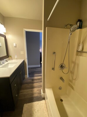 Shower, hair dryer, towels, soap - Edgewater #7 Eagle (Polson)