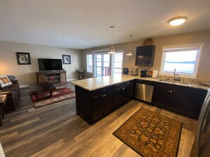 Fridge, microwave, oven, stovetop - Edgewater #7 Eagle (Polson)