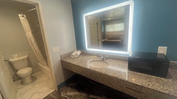 Kamar Single Bisnis | Kamar mandi | Perlengkapan mandi gratis, pengering rambut, jubah mandi, dan handuk