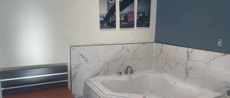 Honeymoon Room | Bathroom | Free toiletries, hair dryer, bathrobes, towels