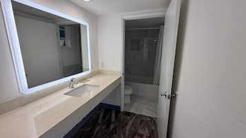 Kamar Single Bisnis | Kamar mandi | Perlengkapan mandi gratis, pengering rambut, jubah mandi, dan handuk