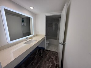 Business Single Room | Bathroom | Free toiletries, hair dryer, bathrobes, towels - Travel Inn Motel (Anaheim)