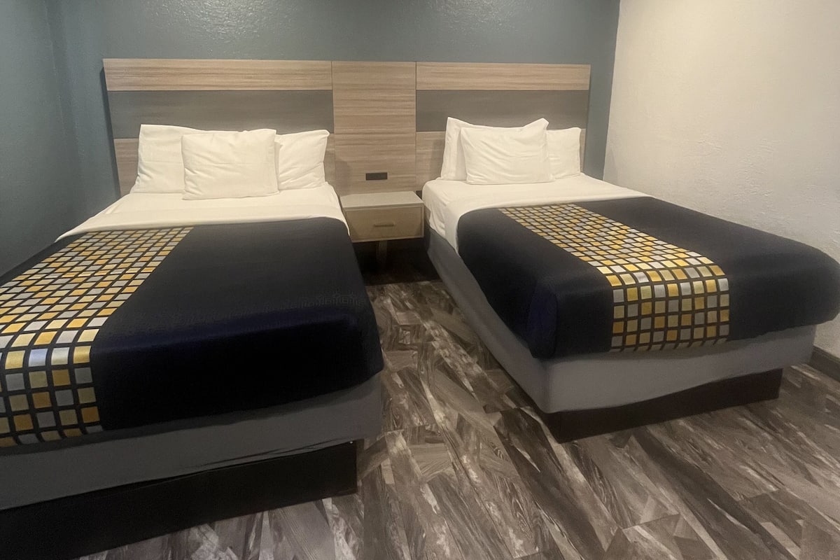 Deluxe Double Room | Meja, kalis bunyi, cadar katil