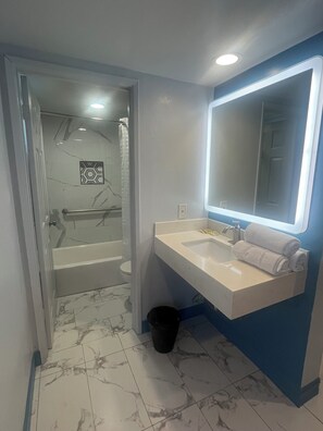 Chambre Lune de Miel | Salle de bain | Articles de toilette gratuits, sĂšche-cheveux, peignoirs