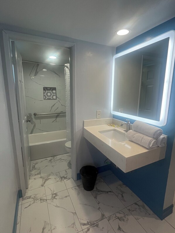 Honeymoon Room | Bathroom | Free toiletries, hair dryer, bathrobes, towels - Travel Inn Motel (Anaheim)