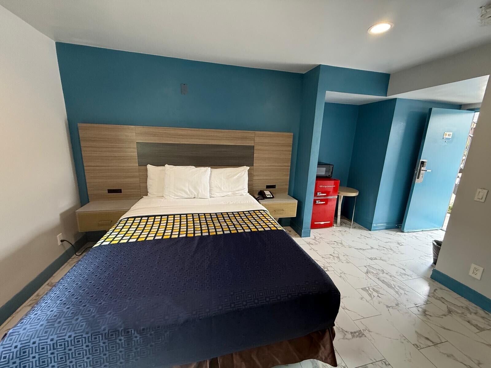 Honeymoon Room | Desk, soundproofing, bed sheets