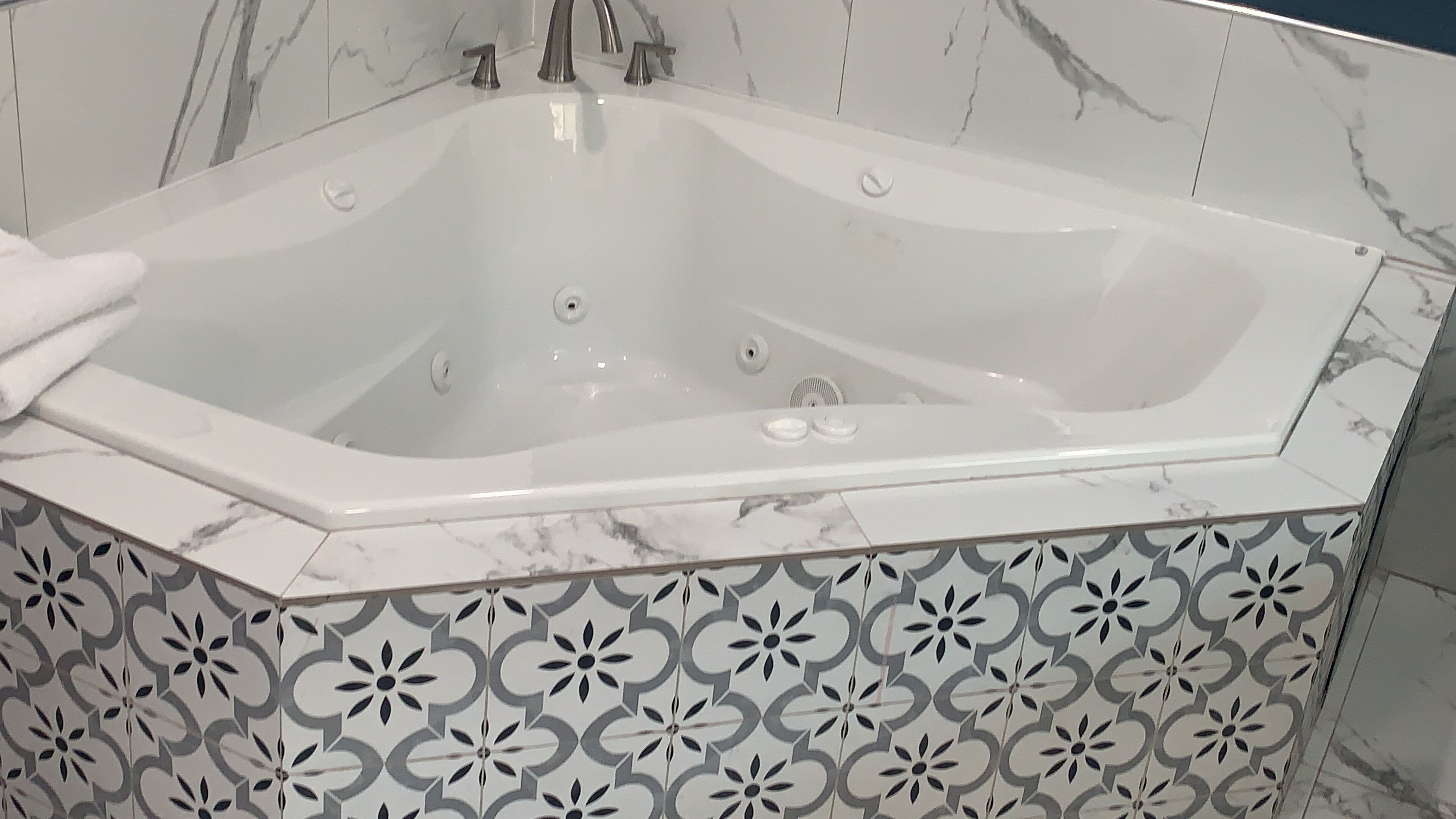 허니문룸 | 욕실 | 무료 세면용품, 헤어드라이어, 목욕가운, 타월