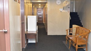 En 42-tommers Flatskjerm-TV med kabel-kanaler samt TV