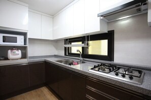 Full-size fridge, microwave, stovetop, electric kettle - Firefly Pension (Busan)