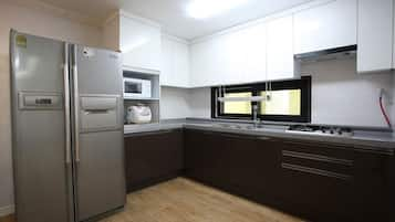 Full-sized fridge, microwave, stovetop, electric kettle