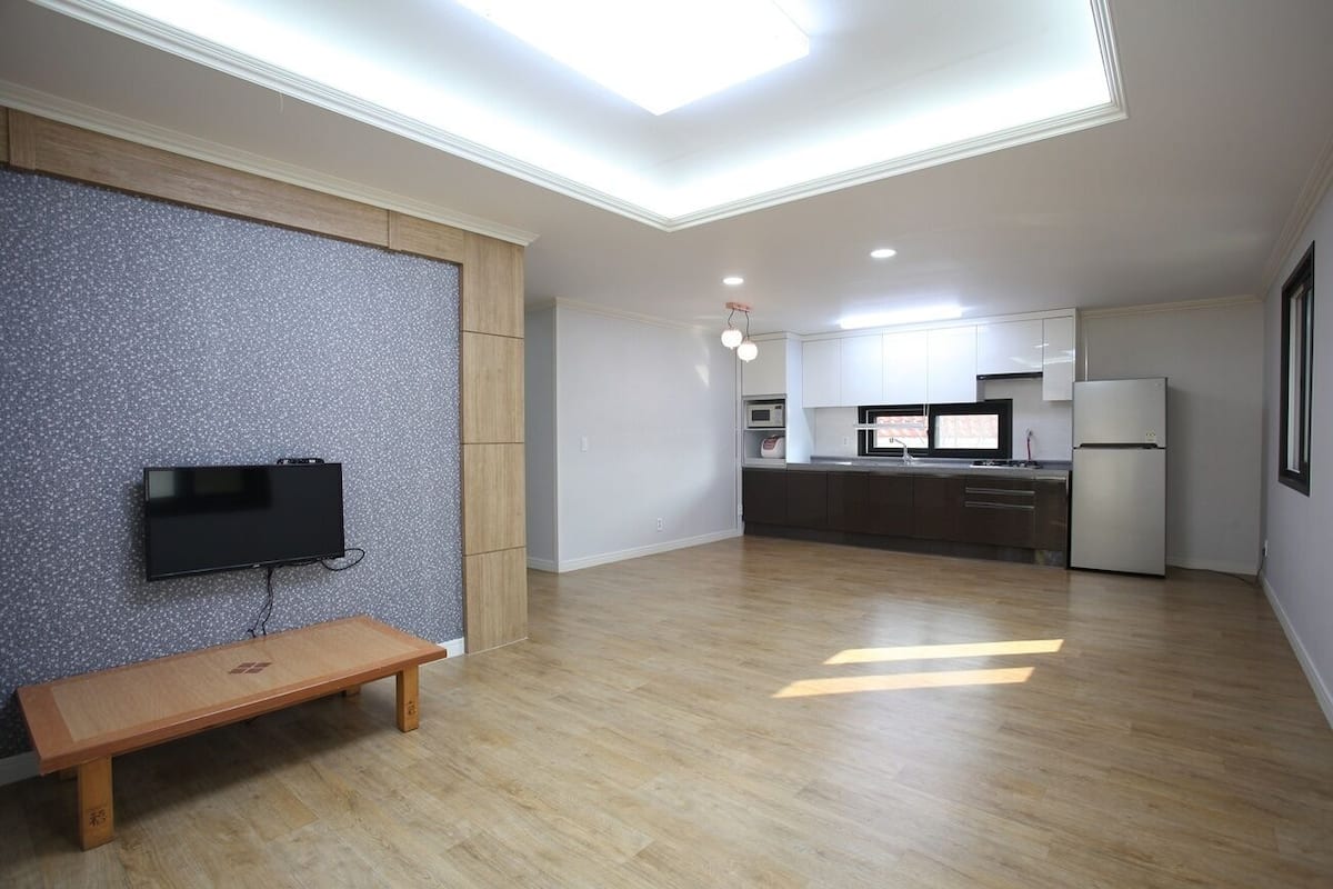 Appartamento (Green 1st floor) | Area soggiorno | TV a schermo piatto, lettore DVD, altoparlanti intelligenti