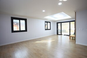 Una televisión de pantalla plana, un reproductor de DVD