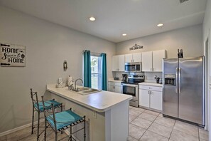 Geladeira, micro-ondas, cooktop, lava-louças