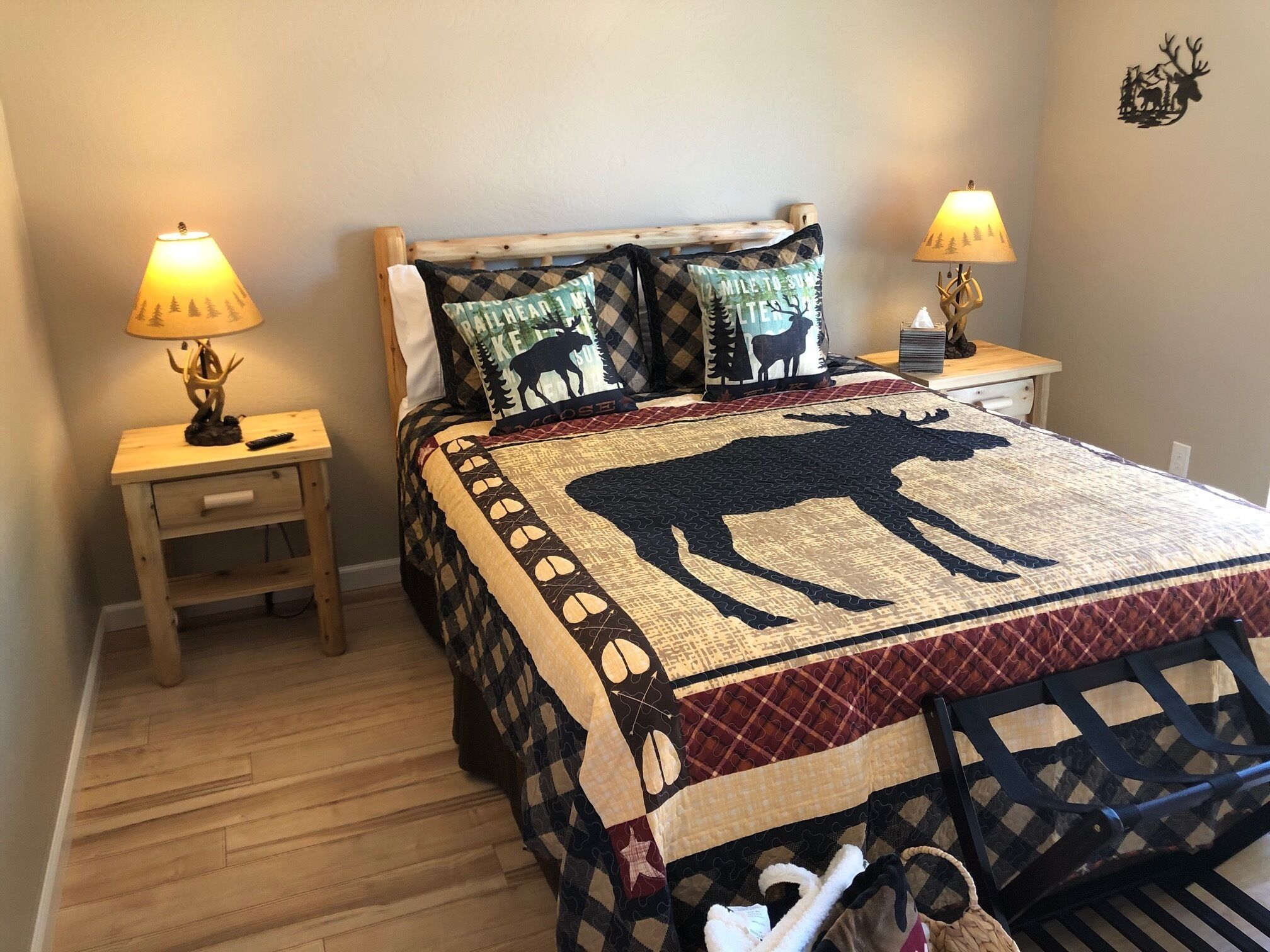 Ein Schlafzimmer mit einem großen Bett, zwei Nachttischen und zwei Lampen.