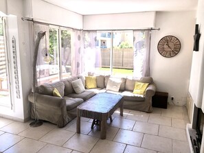 تلفزيون، مدفأة، مشغل دي في دي، كُتُب